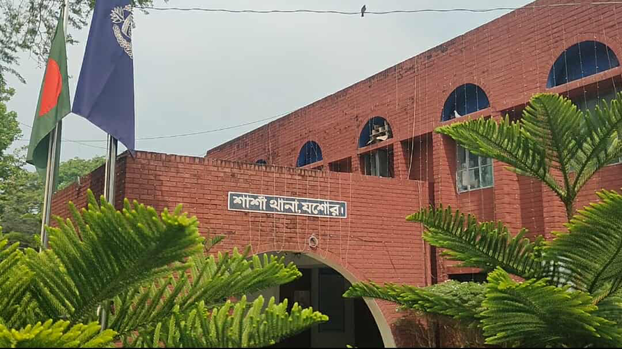 শার্শায় হ্যান্ডকাফ পরানোর সময় মাদক ব্যবসায়ীর ছুরিকাঘাতে পুলিশ কনস্টেবল আহত