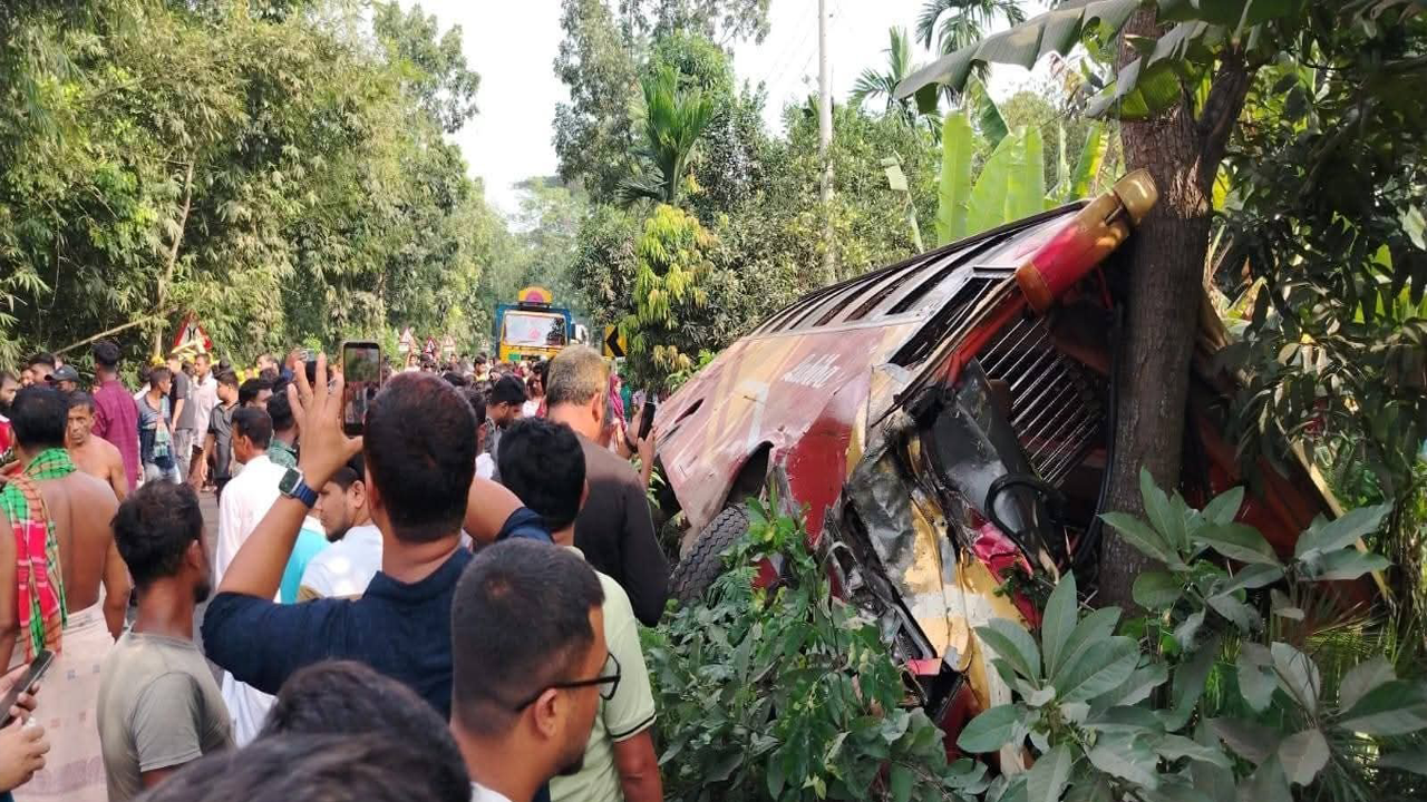 মুখোমুখি সংঘর্ষে যাত্রীবাহী বাস ও পিকআপ, আহত ১৪ জন