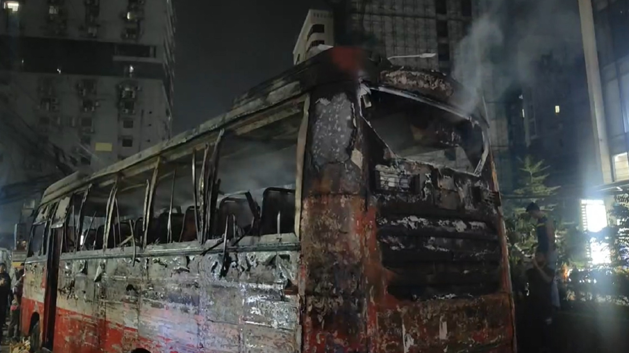 রাজধানীতে চলন্ত বাসে অগ্নিকাণ্ড