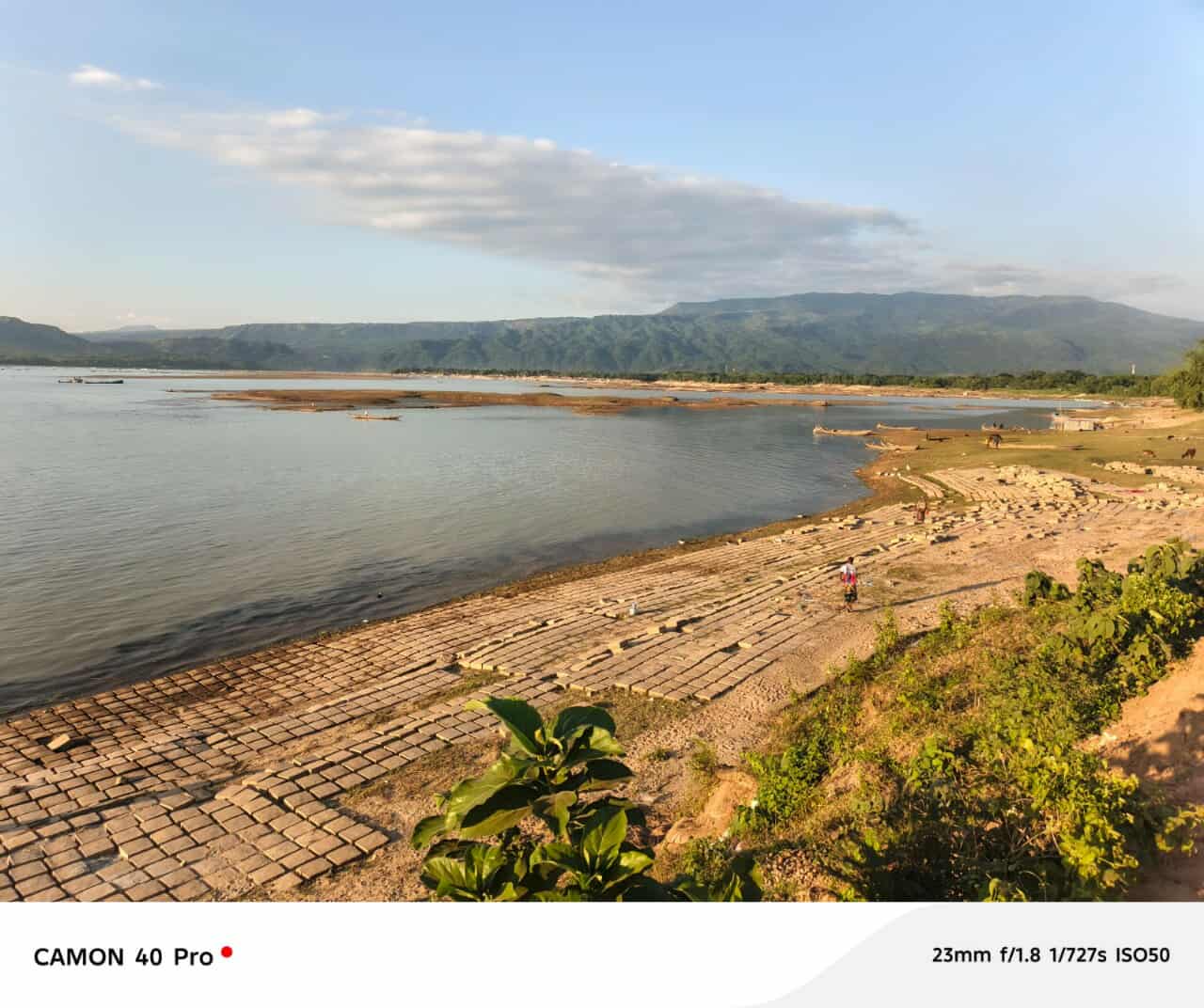 সুনামগঞ্জের বিন্নাকুলি লাউরেগর রাস্তার পাশে সেভ মেশিন দিয়ে বালু উত্তোলন করে মালেক বাহিনী