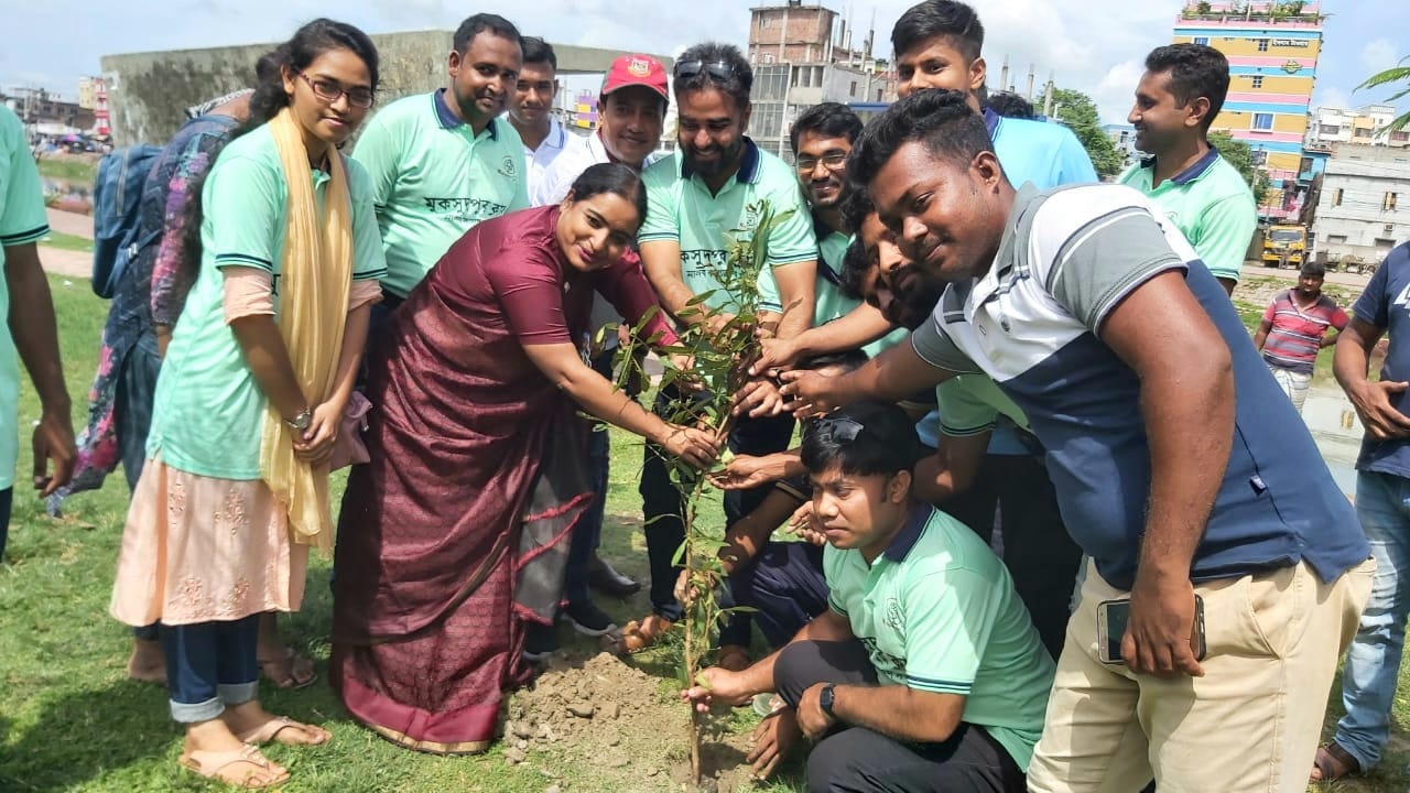 গোপালগঞ্জে ২০ হাজার গাছের চারা রোপন ও বিতরন করে বিরল দৃষ্টান্ত স্থাপন করেছে মুকসুদপুর ক্লাব নামের একটি স্বেচ্ছাসেবী সংগঠন