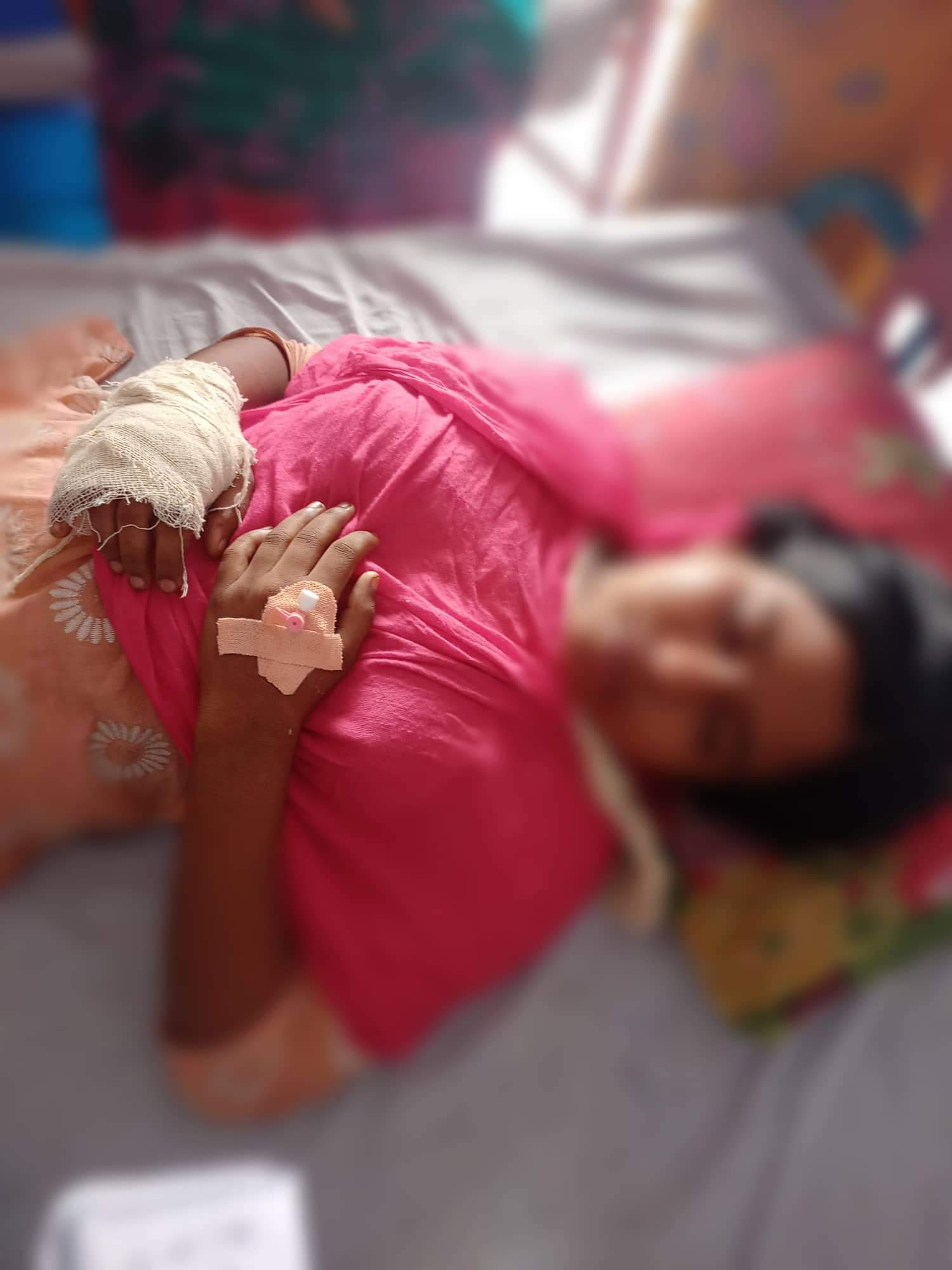 মাগুরা ধলফা বগুড়া গ্রামে ধর্ষণে ব্যর্থ হয়ে কুপিয়ে কিশোরীর আঙ্গুল কেটে প্রায় বিচ্ছিন্ন