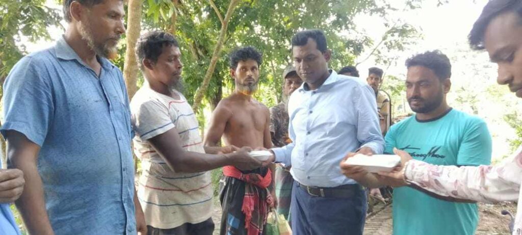 প্রধানমন্ত্রী শেখ হাসিনার স্বদেশ প্রত্যাবর্তন দিবস উপলক্ষে- কোটালীপাড়ায় এতিম ও দুস্থদের মাঝে ছাত্রলীগ নেতার খাবার বিতরণ