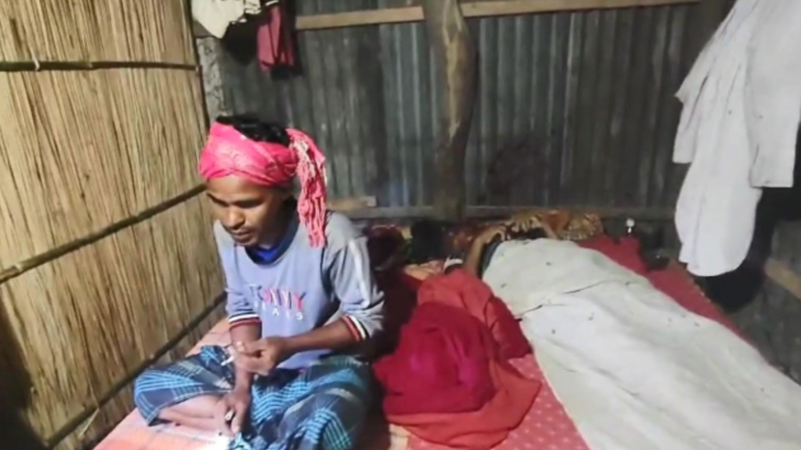 বাবা হত্যা, ছেলে মরদেহের পাশে সিগারেট হাতে।