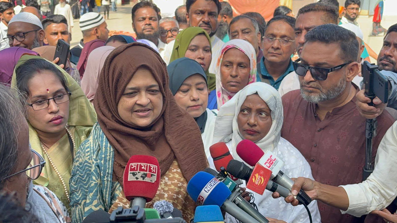 মাজার জিয়ারত দিয়ে আনুষ্ঠানিকভাবে নির্বাচনী প্রচার শুরু করলেন ইলিয়াসপত্নী লুনা