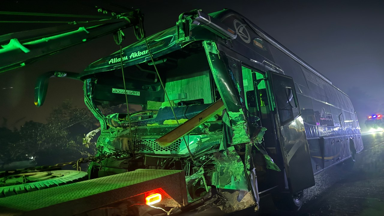 চৌদ্দগ্রামে সড়ক দুর্ঘটনায় যাত্রীবাহী স্লিপার বাস। ছবি : সংগৃহীত