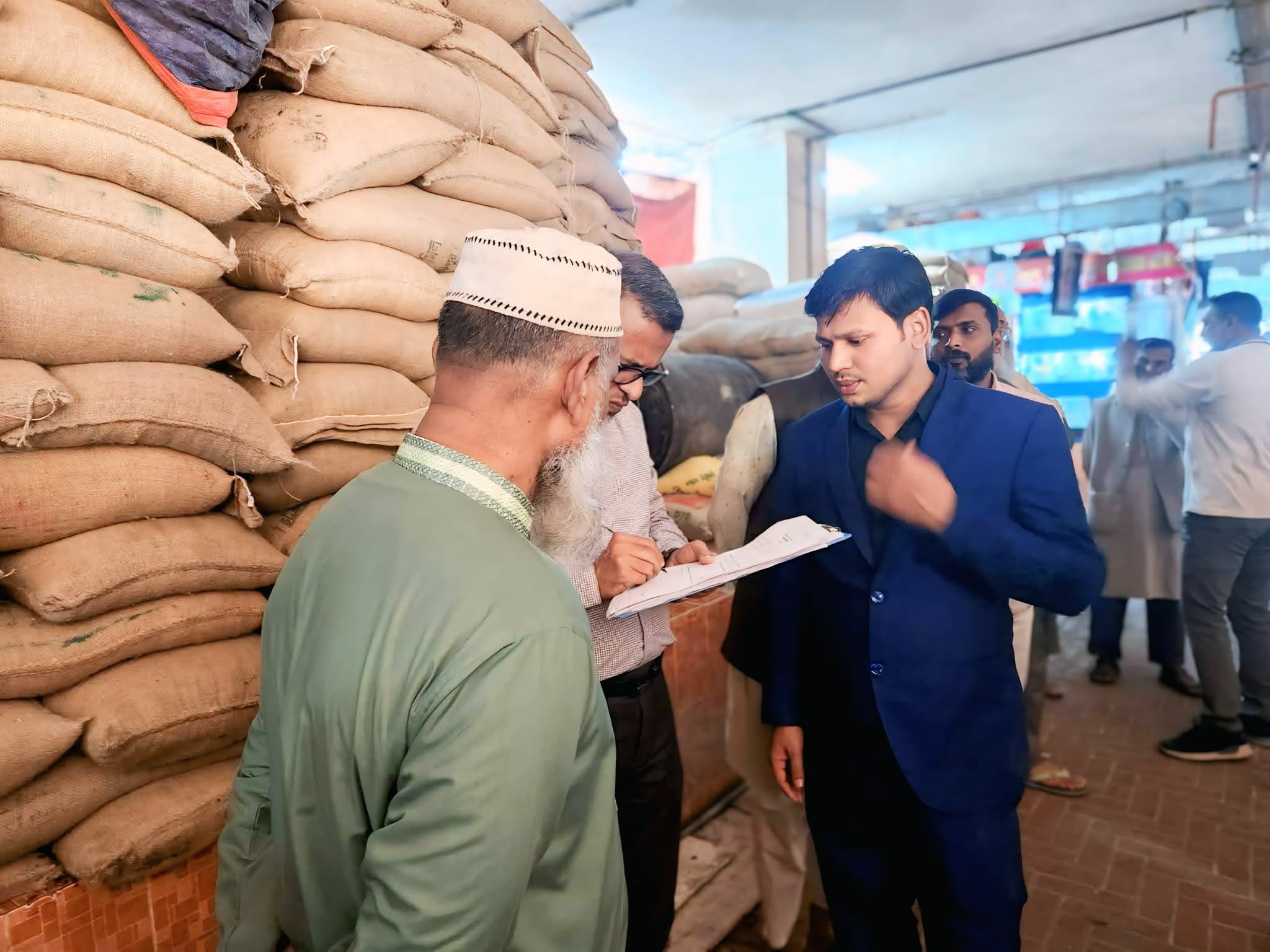 আশুলিয়ায় সরকারি চাল আটা উদ্ধার,দুই ব্যবসায়ীকে জরিমানা