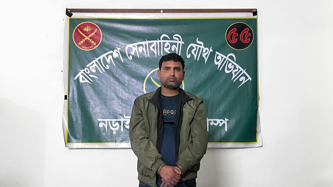 নড়াইলে সেনা অভিযানে মাদক ব্যবসায়ী আটক