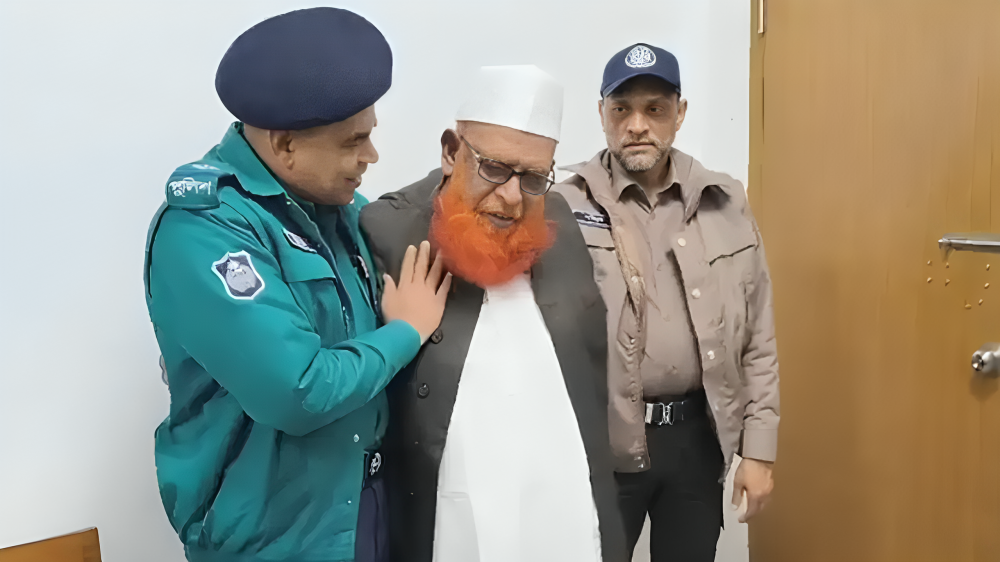 যুদ্ধাপরাধে মৃত্যুদণ্ডপ্রাপ্ত প্রথম আসামি মাওলানা আবুল কালাম আজাদের আত্মসমর্পণ