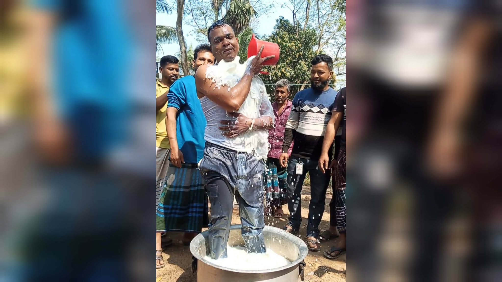 কোটালীপাড়ায় ৪০ লিটার দুধ দিয়ে গোসল করে জুয়া ছাড়লেন যুবক