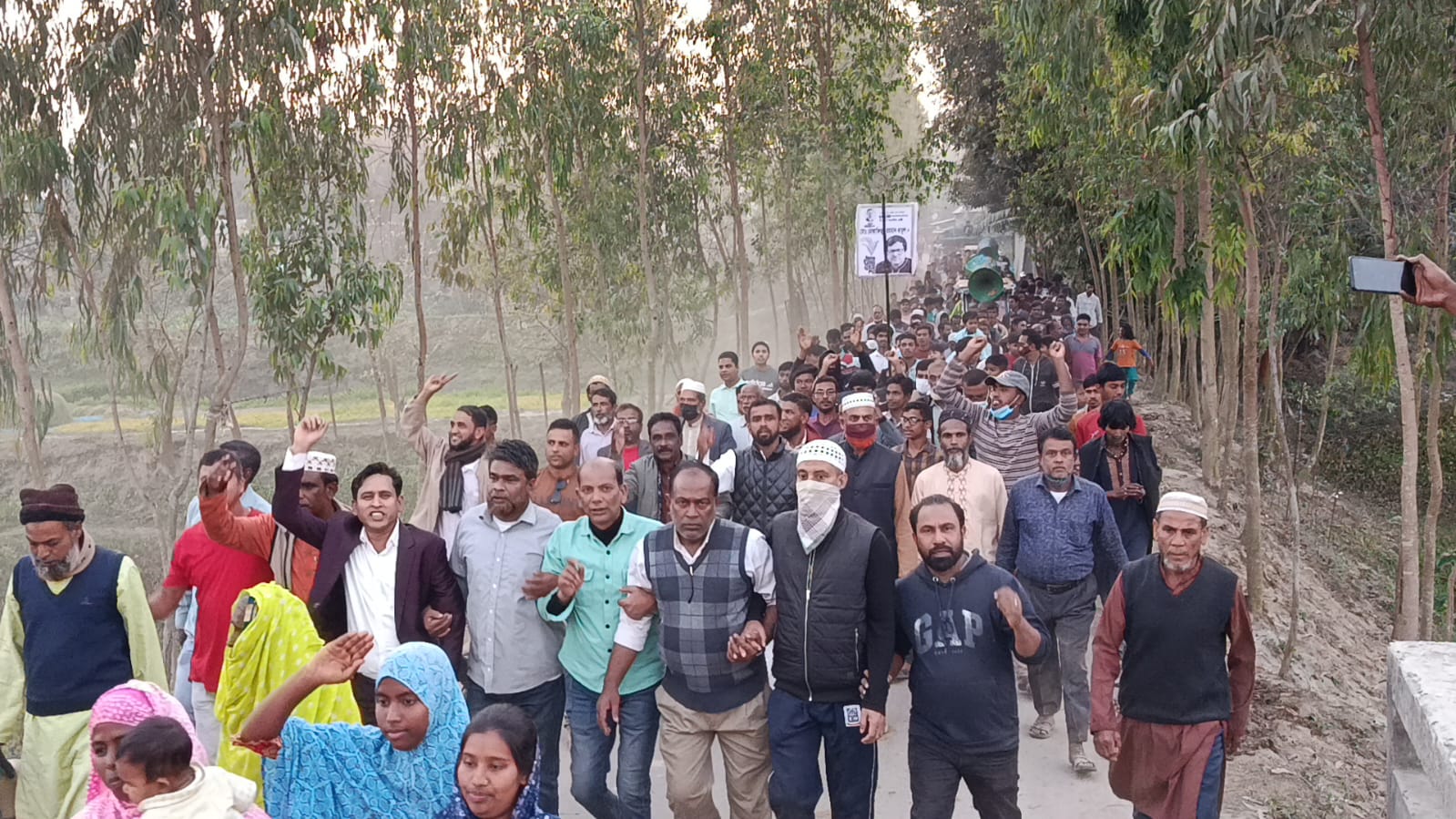 মাদারগঞ্জের তারতাপাড়ায় মোস্তাফিজুর রহমান বাবুলের পক্ষে বিশাল গণমিছিল অনুষ্ঠিত