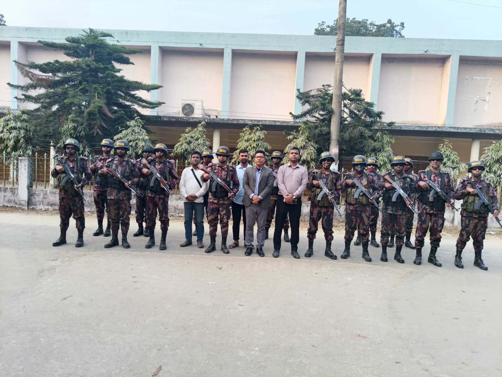 মাদারগঞ্জে নির্বাচনী আচরণবিধি লঙ্ঘনের অভিযোগে ধানের শীষ ও সূর্যমুখীর প্রতিনিধিকে জরিমানা