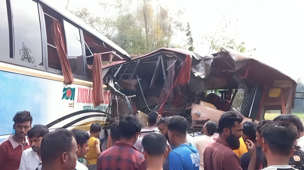 মাদারীপুরের ডাসারে ঢাকা-বরিশাল মহাসড়কে মুখোমুখি বাস সংঘর্ষে নিহত ২, আহত অন্তত ২০
