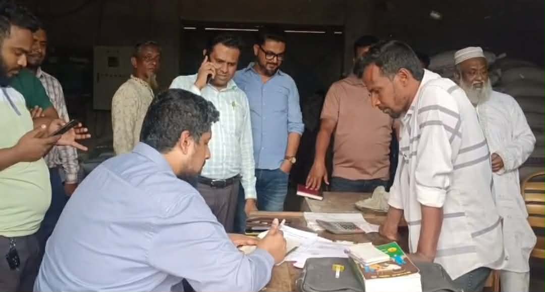 শার্শায় ভেজাল পশুখাদ্য তৈরির দায়ে কারখানাকে ৫০ হাজার টাকা জরিমানা