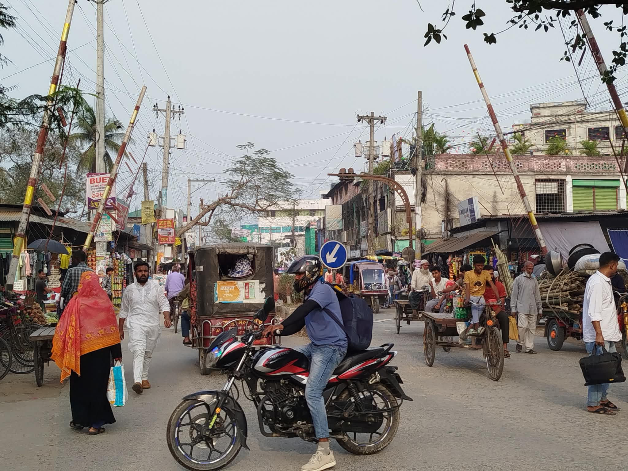 ফুটব্রিজহীন পীরগঞ্জ রেলক্রসিং: ঝুঁকিতে পথচারী, বাড়ছে দুর্ঘটনা