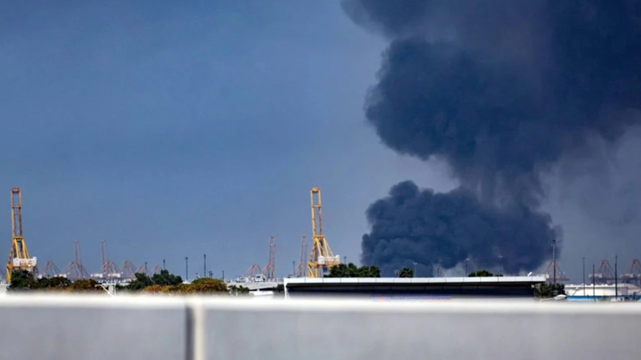 দুবাই বন্দরে কুয়েতের তেলবাহী ট্যাংকারে হামলা, আগুনে ক্ষয়ক্ষতি