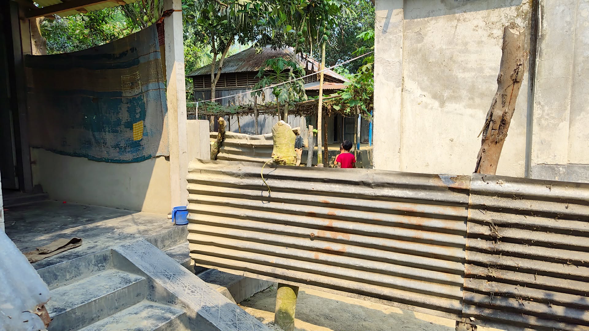 মাদারগঞ্জে জমি বিরোধে বসতঘরের পথ বন্ধের অভিযোগ