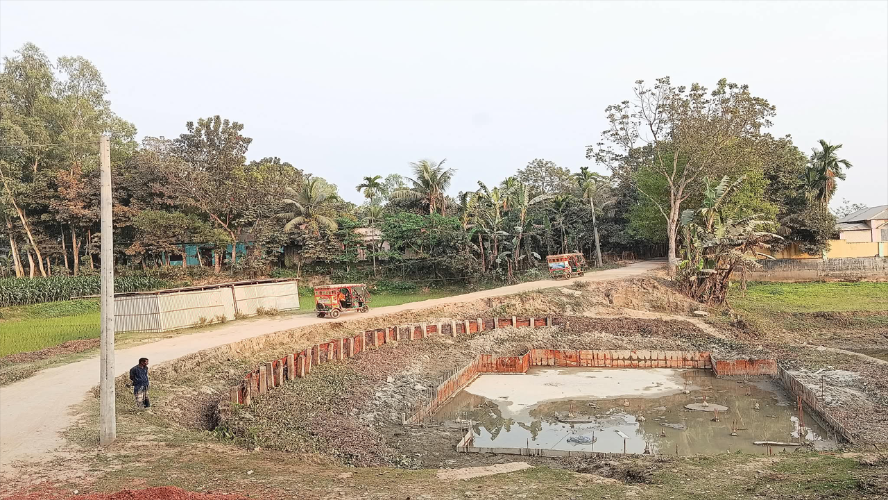 মাদারগঞ্জে সড়ক সংস্কার কাজ বন্ধ, দুর্ভোগ চরমে