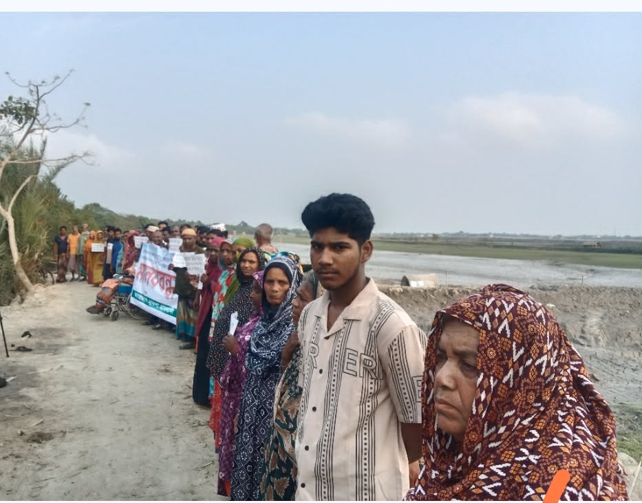 কয়রায় পৈত্রিক সম্পত্তি দখলচেষ্টার প্রতিবাদে মানববন্ধন