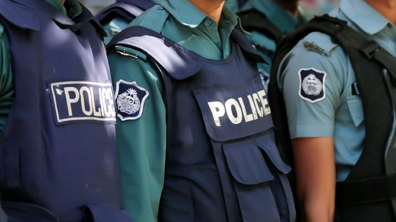 বাংলাদেশ পুলিশে কনস্টেবল নিয়োগ: ৬৪ জেলায় ২,৭০৩ পদ, কোন জেলায় কতজন