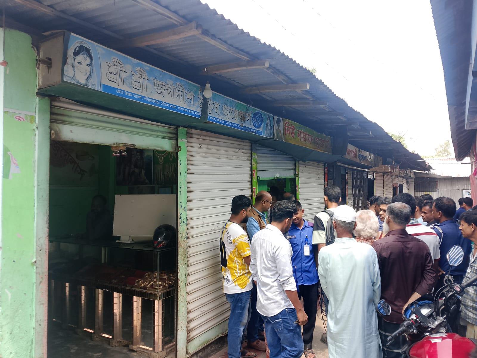 মাদারীপুরে এক রাতে ৬ স্বর্ণের দোকানে ডাকাতি, কোটি টাকার অলংকার লুট